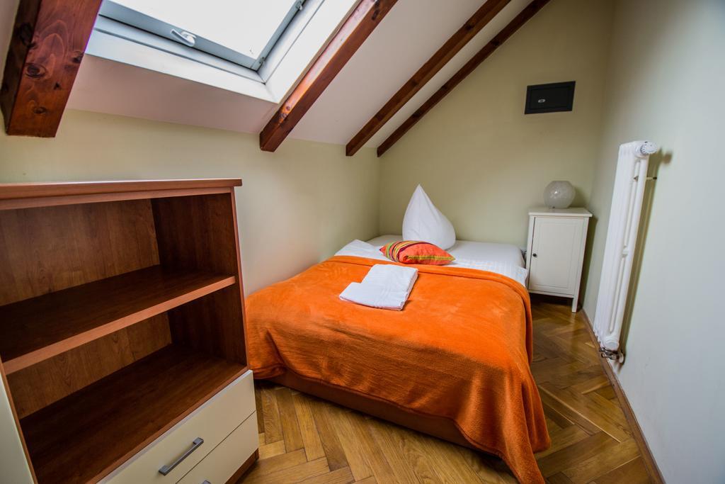 Ruterra Red Roofs View With Garage Apartment Prag